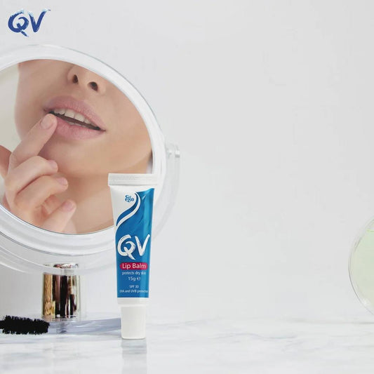 مرطب ومعالج للشفاه بواقي شمس من Qv